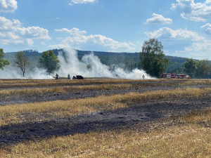 U Besednice hořelo pole. Zasahovalo sedm cisteren