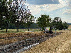 U Besednice hořelo pole. Zasahovalo sedm cisteren