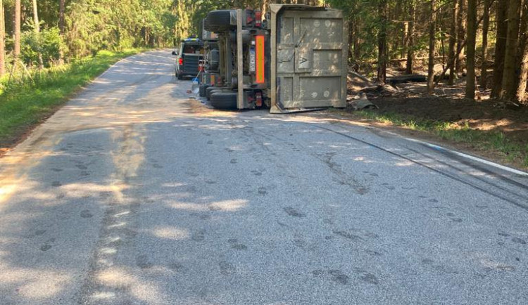 Na Českokrumlovsku havaroval kamion. Hasiči řidiče vyprošťovali desítky minut