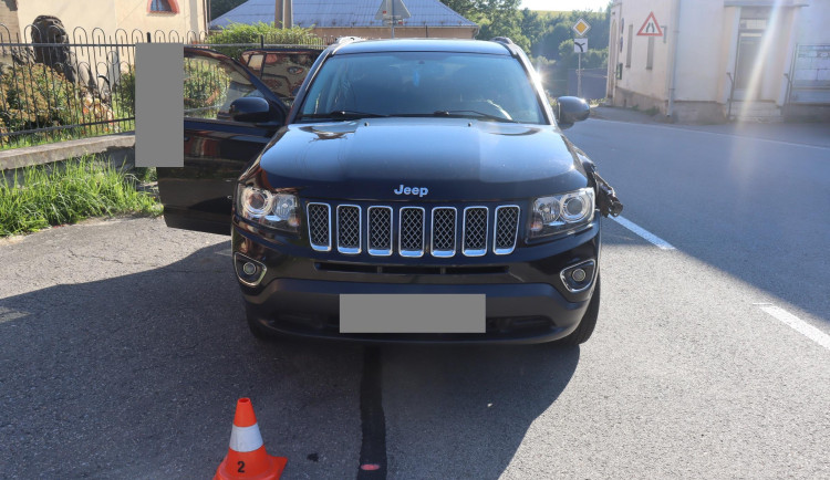 Jak to bylo s páteční nehodou v Dolní Krupé? Svědkové, hlaste se policii