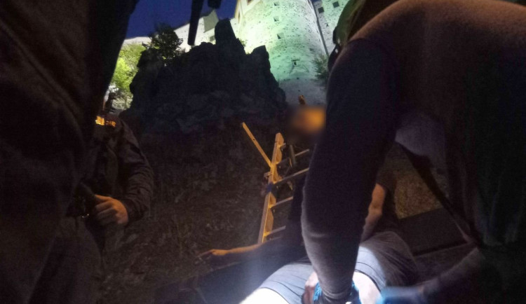 Na skále pod Loktem se zasekl turista. Hasiči k němu slaňovali z oken hradu