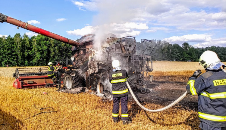 Na Jindřichohradecku začal hořet kombajn a pole. Škoda přesáhla devět milionů korun