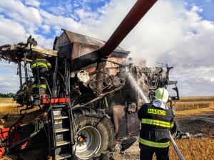 Na Jindřichohradecku začal hořet kombajn a pole. Škoda přesáhla devět milionů korun