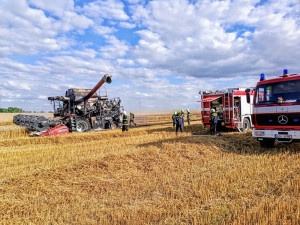 Na Jindřichohradecku začal hořet kombajn a pole. Škoda přesáhla devět milionů korun
