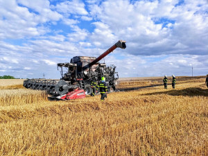 Na Jindřichohradecku začal hořet kombajn a pole. Škoda přesáhla devět milionů korun
