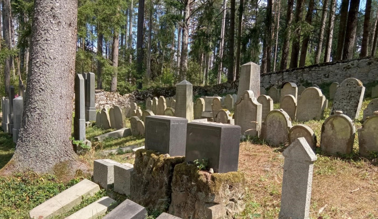 Na židovském hřbitově někdo poničil osm náhrobních kamenů