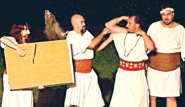 SOUTĚŽ: Do letňáku na divadelní představení Dívčí válka