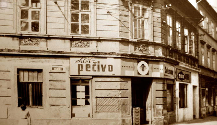 Dům na rohu Novohradské a Žižkovy z let kolem roku 1970.