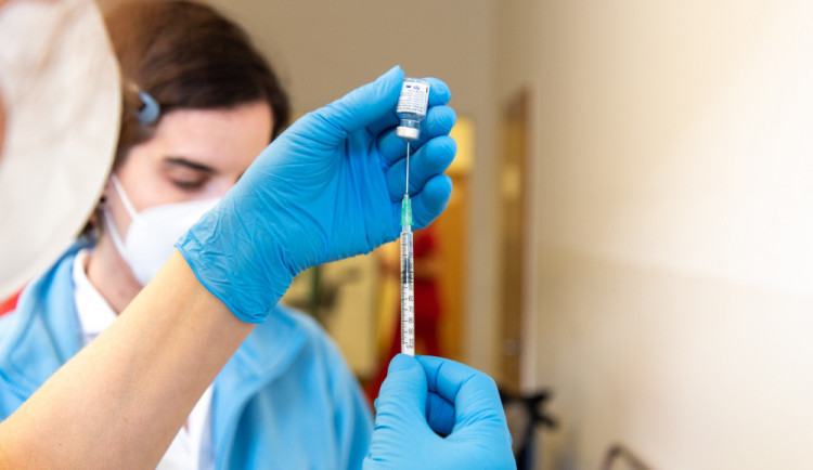 Zájemci o čtvrtou dávku očkování proti koronaviru se už mohou registrovat na stránkách ministerstva zdravotnictví