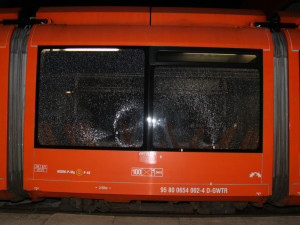 Policisté zadrželi muže, který střílel na vlak ve Volarech