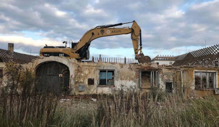 Bourání bývalého panského dvora Švamberk. Snímek je z roku 2019.