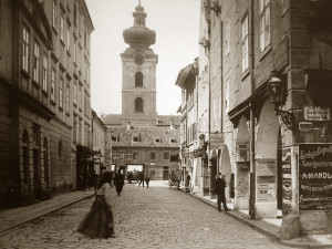 DRBNA HISTORIČKA: Piaristickou ulici pohledově ovládá klášterní věž