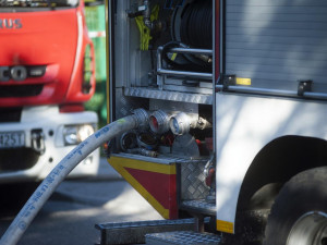 Pod hasičskou cisternou se utrhla krajnice. Tři lidé se zranili, řidič čelí obvinění