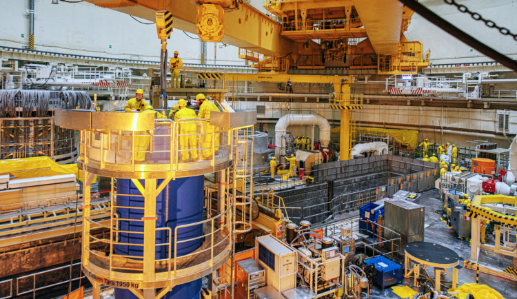 Pracovníci při kontrole kontejneru na použité palivové soubory.