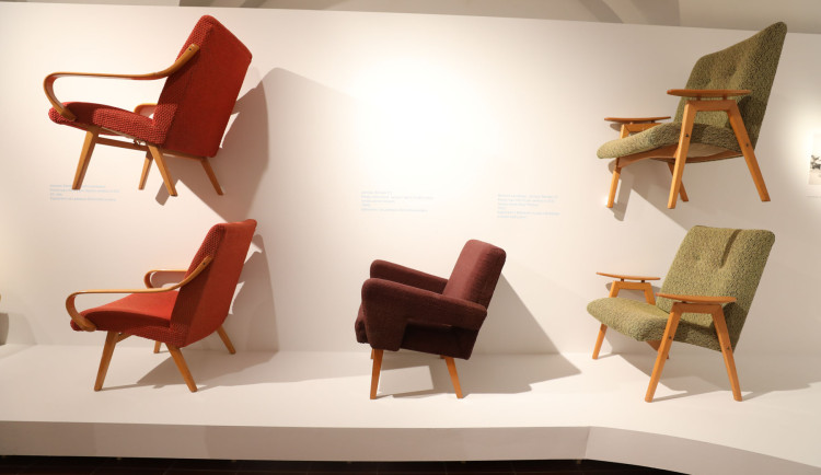 Tvary, barvy pohodlí. Taková je výstava Jitona v Alšově jihočeské galerii