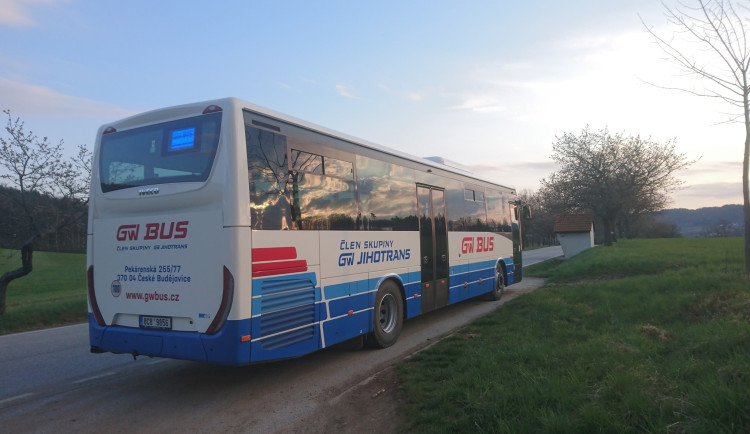 Kraj zatím nebude zdražovat jízdné v autobusech. Omezovat nebude ani spoje