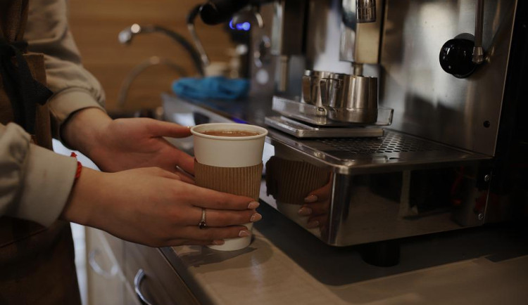 V Česku se průměrně spotřebuje 340 milionů kelímků na kávu ročně