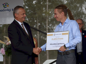 Do finále jdeme s hrdostí, řekl při předávání ocenění Vesnice roku starosta vítězné obce