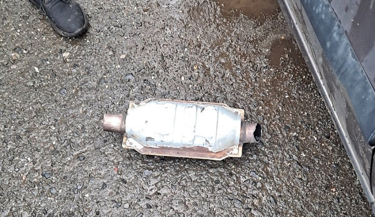 Máš z toho kino, co? Svědkyně v České Lípě zavolala na zloděje katalyzátoru policii