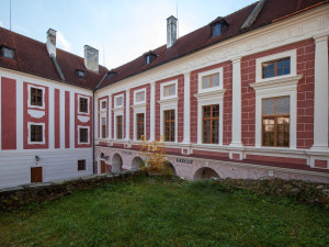 Zrekonstruovaná fasáda příčného křídla zámku Vimperk na II. nádvoří