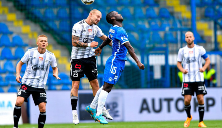 Jakub Hora (číslo 23) v souboji o míč.