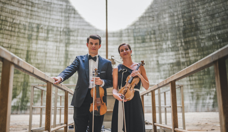 Houslisté České filharmonie Petra Brabcová a Jan Mráček uvnitř temelínské chladicí věže