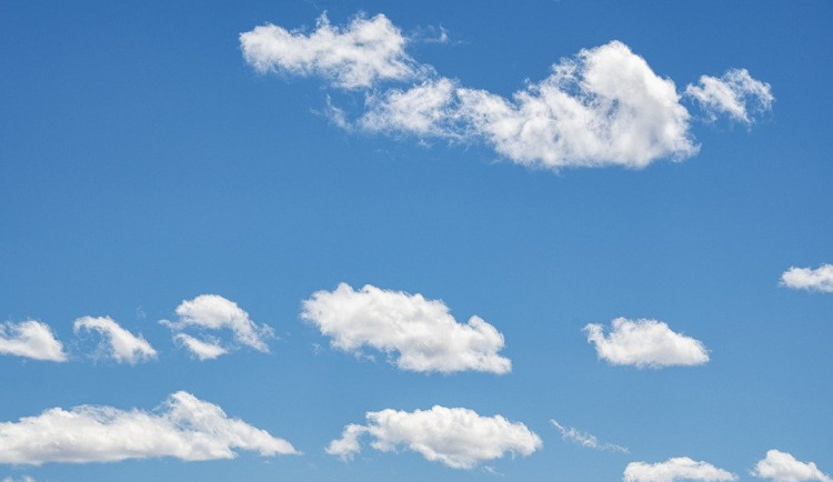 Začátek týdne bude chladný, víkend přinese tropy