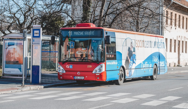 Budějckému dopravnímu podniku stále chybí řidiči. Pomohou Ukrajinci a Srbové?