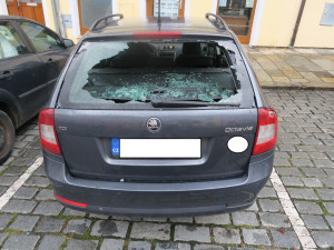 VIDEO: Cyklista najel do zaparkovaného auta a prorazil zadní sklo