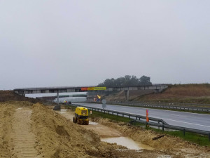 Přes tisíc kilo trhaviny, 270 náloží. ŘSD odstřelovalo zeminu na stavbě odpočívky