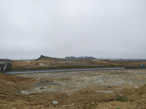 Přes tisíc kilo trhaviny, 270 náloží. ŘSD odstřelovalo zeminu na stavbě odpočívky