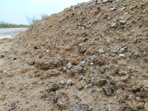 Přes tisíc kilo trhaviny, 270 náloží. ŘSD odstřelovalo zeminu na stavbě odpočívky