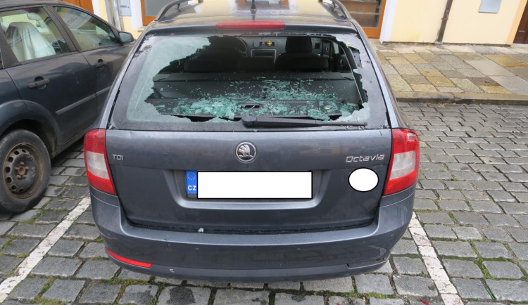 Cyklista narazil do zaparkovaného automobilu.