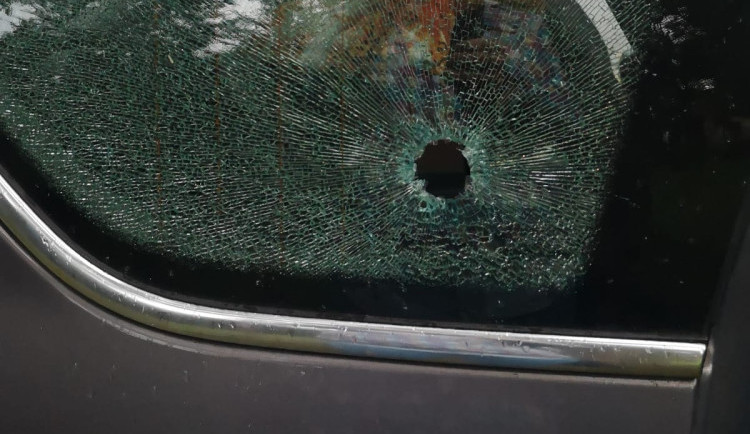 Řidič na Šumavě slyšel ránu. Policie prošetřuje, zda na auto někdo vystřelil