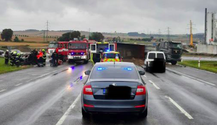 Na Písecku havarovalo osobní a nákladní auto. Silnice je kompletně uzavřená