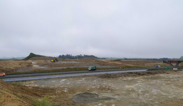 Přes tisíc kilo trhaviny, 270 náloží. ŘSD odstřelovalo zeminu na stavbě odpočívky