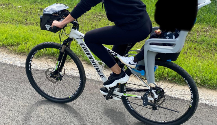 Zloděj ukradl ze zahrady dámské kolo. Předtím ho ještě vyzkoušel