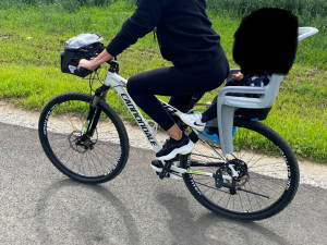 Zloděj ukradl ze zahrady dámské kolo. Předtím ho ještě vyzkoušel