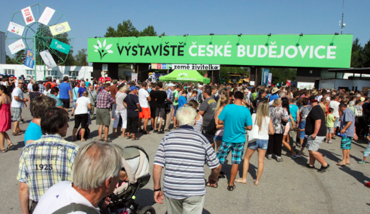 Začíná Země živitelka. Buďte obezřetní, varuje policie řidiče