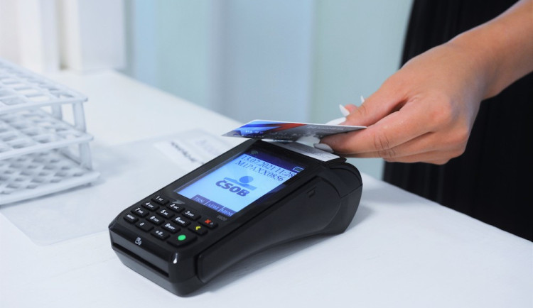 Zaplatit kartou poplatek na pohotovosti nebo nadstandard v nemocnici? Dnes už samozřejmost