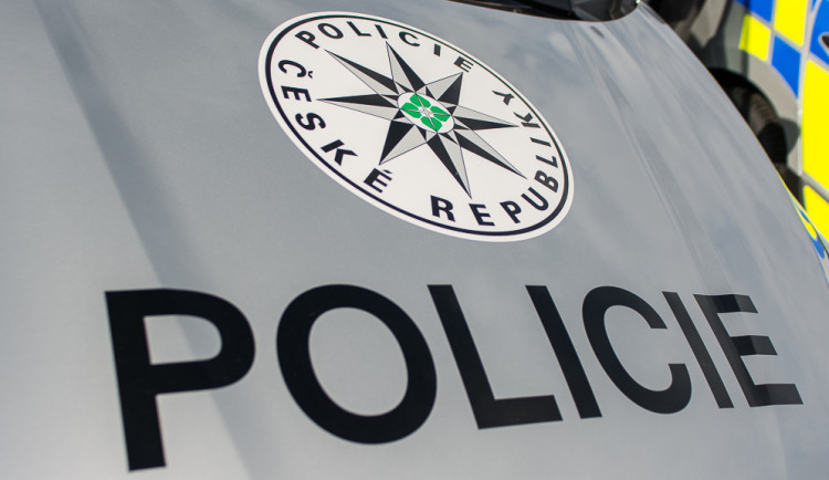 Opilý muž vulgárně urážel skupinku dětí, se dvěma promile ho policie odvezla na záchytku