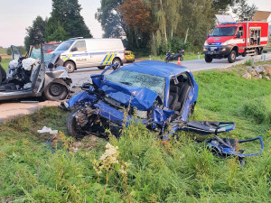 Tragickou nehodu u Dolního Třebonína nepřežili řidiči a spolujezdec. Mladá žena utrpěla vážná zranění