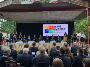 Slavnostního zahájení se zúčastnili zleva primátor Jiří Svoboda (ANO), hejtman Martin Kuba (ODS), předseda Senátu Miloš Vystrčil (ODS) či prezident Miloš Zeman a další.