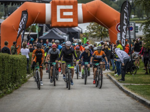 Na kole s ČEZ Kolem Lipna vyrazily stovky závodníků a více než desítka profesionálních sportovců