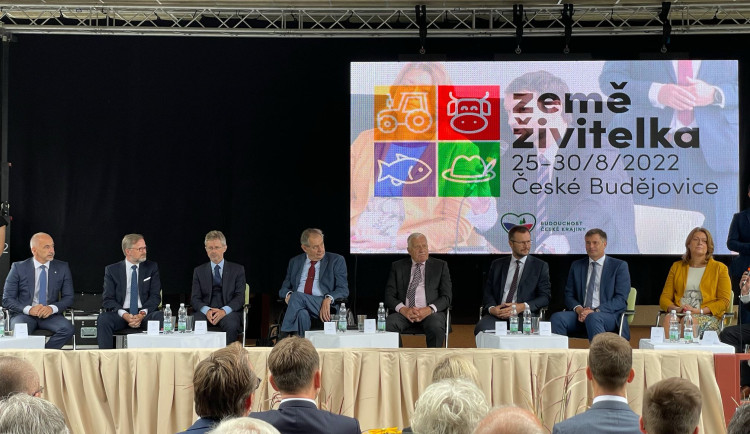 Slavnostního zahájení se zúčastnili zleva: hejtman Martin Kuba (ODS), premiér Petr Fiala (ODS), předseda Senátu Miloš Vystrčil (ODS), prezident Miloš Zeman, bývalý prezident Václav Klaus či ministr zemědělství Zdeněk Nekula (KDU-ČSL) a další významní host