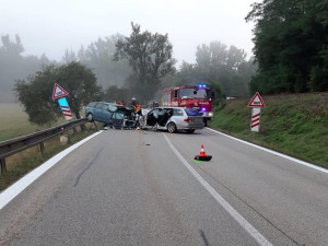 Hasiči vyprošťovali jednoho člověka po čelním střetu dvou aut na Strakonicku