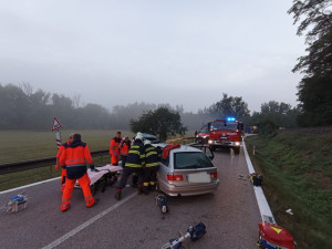 Hasiči vyprošťovali jednoho člověka po čelním střetu dvou aut na Strakonicku