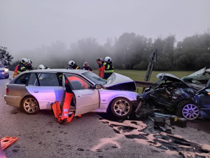 Hasiči vyprošťovali jednoho člověka po čelním střetu dvou aut na Strakonicku