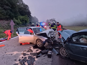 Hasiči vyprošťovali jednoho člověka po čelním střetu dvou aut na Strakonicku