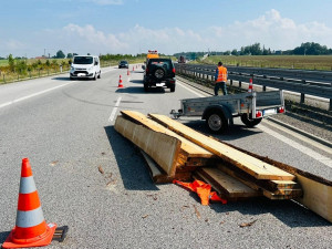Na D3 se převrátil přívěs, ve kterém měl řidič dřevo